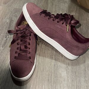 Worn once size 8 women’s Burgandy Puma sneakers
